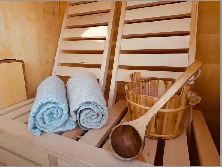 Entspannungsraum mit Handtüchern, Holzschüssel und Löffel in Eco Lodge.